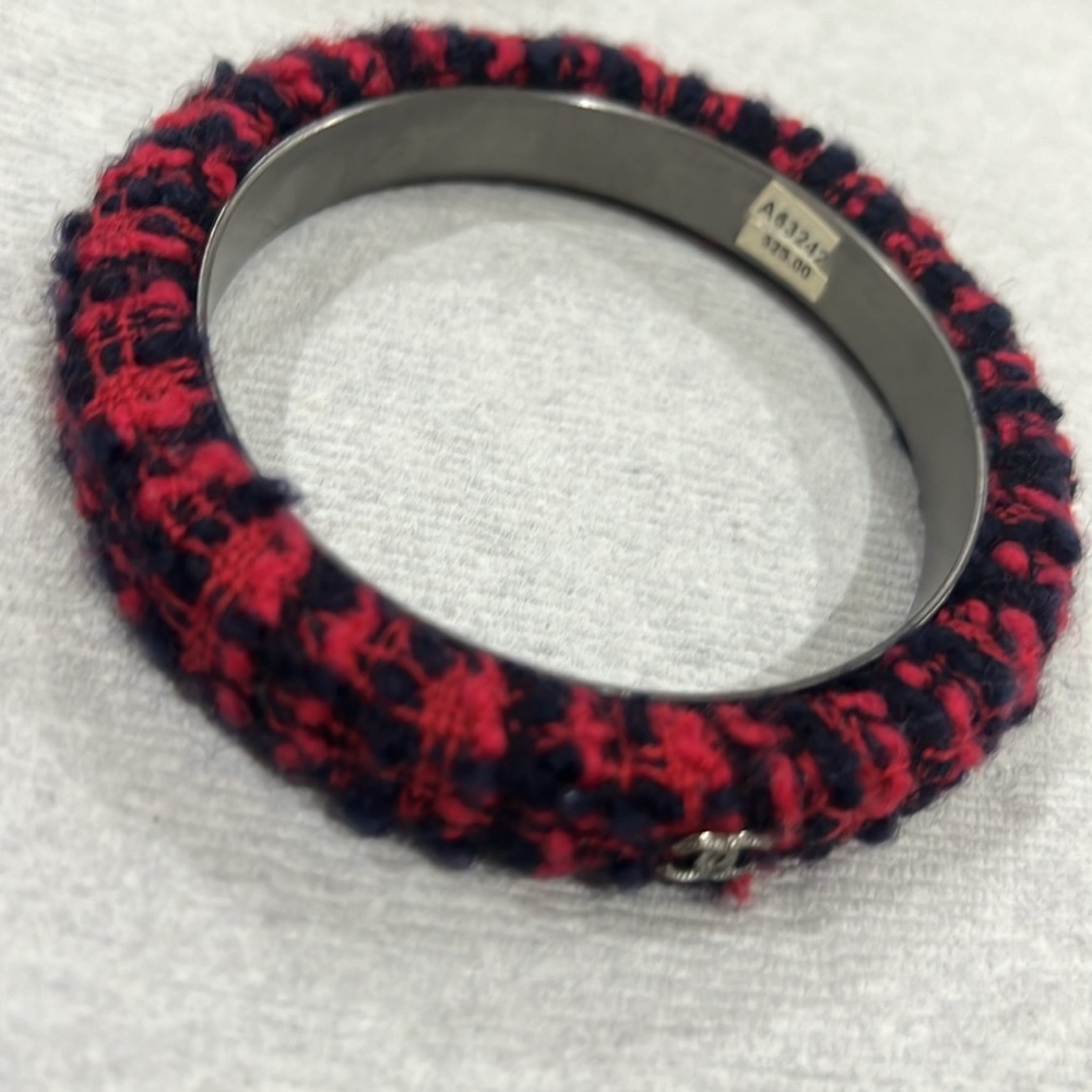 Beautiful Chanel bracelet with shades of pink and blue very appealing - Picture 4 of 6